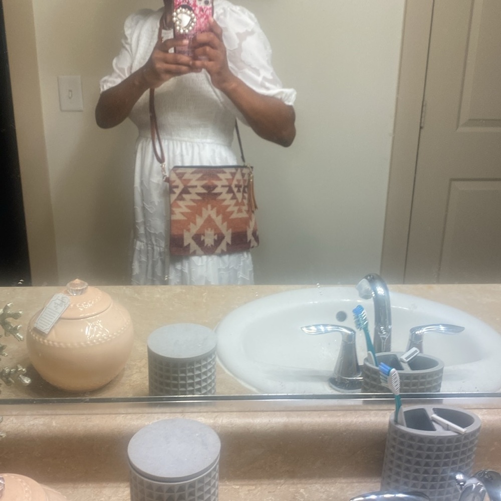 10.5 x 8.5 beautiful aztec patterned cross body/wristlet! - Picture 2 of 7